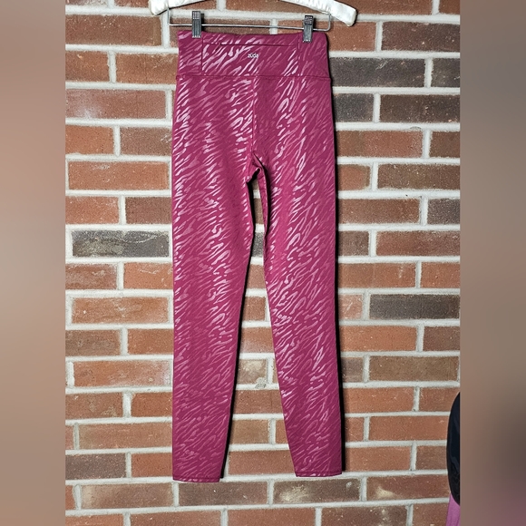 Zuda: Silver Reflective Tiger Print Maroon Leggings w. Pockets NWOT! 💛 - Picture 3 of 10